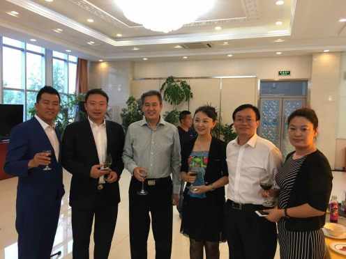 仟億達(dá)831999總經(jīng)理王元圓(右三)與慶市副市長陳恩等領(lǐng)導(dǎo)合影 仟億達(dá)831999總經(jīng)理王元圓(右三)與慶市副市長陳恩等領(lǐng)導(dǎo)合影