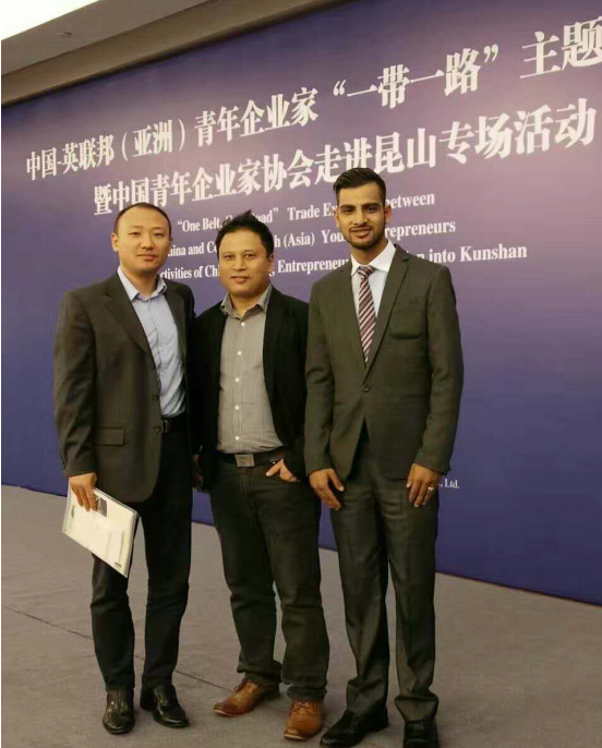 仟億達(dá)龐總（左一）與卡薩萊亞有限公司首席執(zhí)行官瑞吉&bull;德哈&bull;約翰（左二）、百德私人有限公司首席執(zhí)行官薩巴斯&bull;薩皮克答（左三）