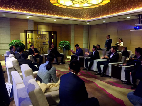 福州市市長尤猛軍、副市長胡振杰、北京福建商會會長陳春玖與仟億達(dá)董事長鄭兩斌 （右排左三）等進(jìn)行會談