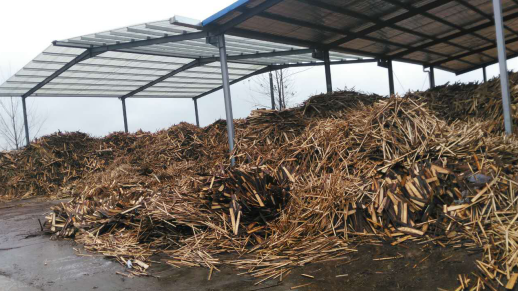 上圖為農(nóng)林廢棄物秸稈、木屑等