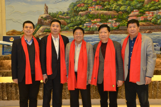 仟億達集團董事長鄭兩斌（左一）、陜西廈門商會會長陳信雄（左二）、與廈門市人原副主任汪興裕（正中）、廈門駐京辦主任王飛（右二）廈門企業(yè)商會會長蔣清林（右一）