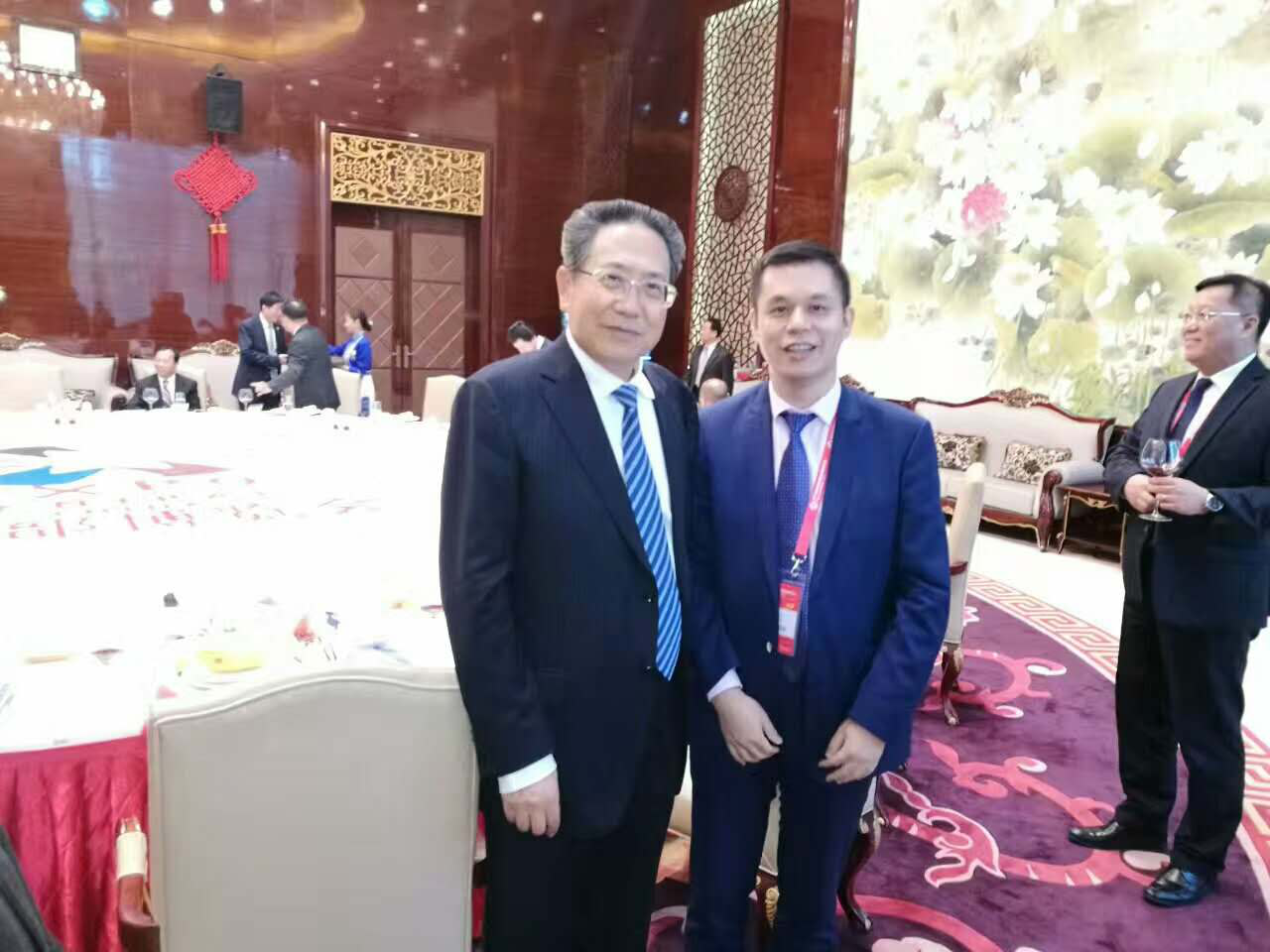 安徽省委書(shū)記、省人常委會(huì)主任李錦斌（左）仟億達(dá)集團(tuán)董事長(zhǎng)鄭兩斌（右）與合影留念