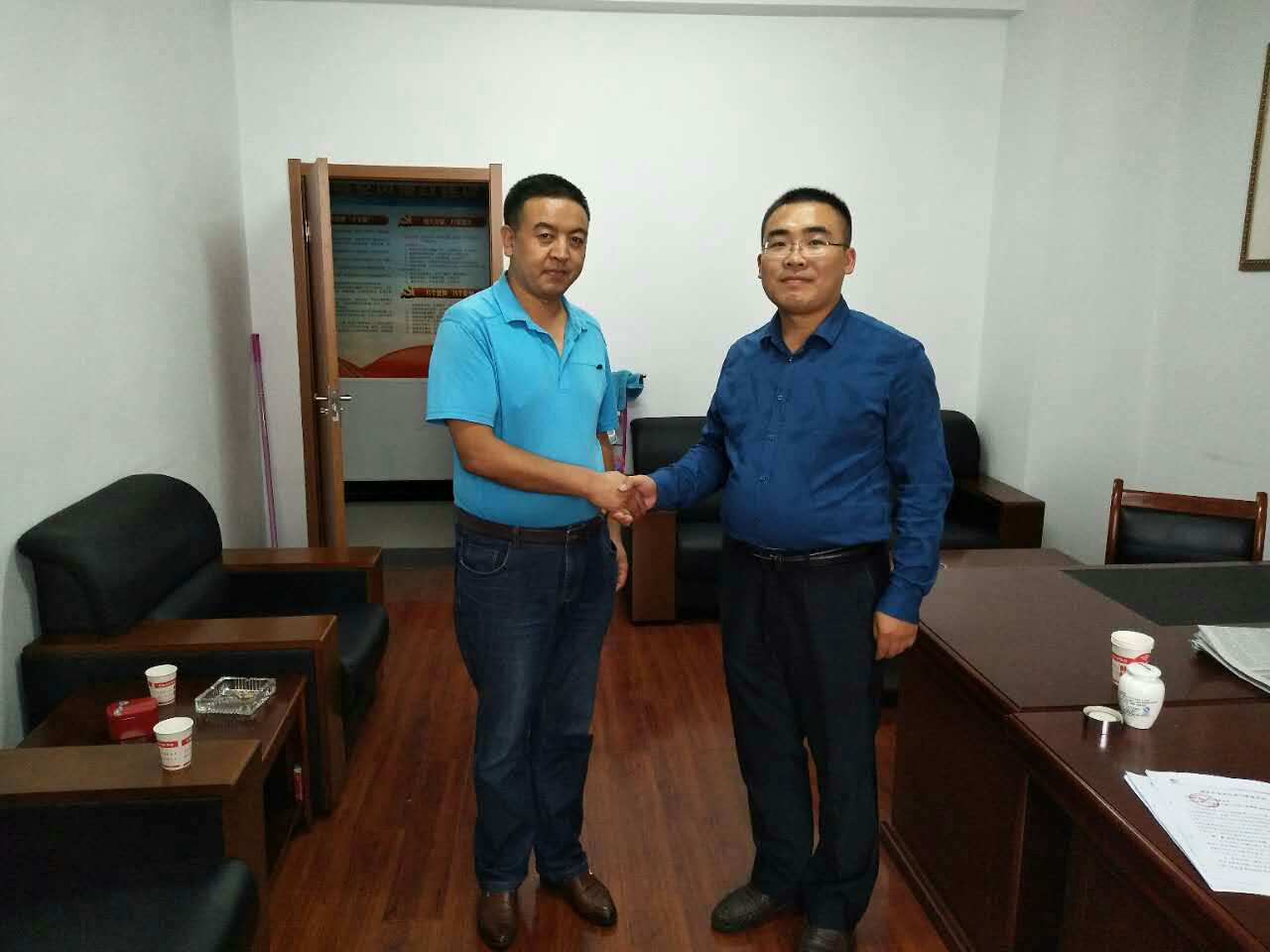 舟曲縣林業(yè)局金局長(左)與仟億達(dá)陜西分公司賈總(右) 舟曲縣林業(yè)局金局長(左)與仟億達(dá)陜西分公司賈總(右)